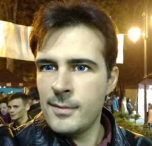 Esempio di foto sbagliata per il curriculum vitae: una foto ritoccata non è idonea! Il risultato quando ci sarà il colloqui di persona sarà devastante per te.