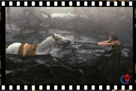 L'iconica immagine di Artax nella Palude della Tristezza, tratta dal film "La Storia Infinita", usata come potente metafora della disperazione e della sensazione di essere bloccati nelle sabbie mobili di un lavoro precario.